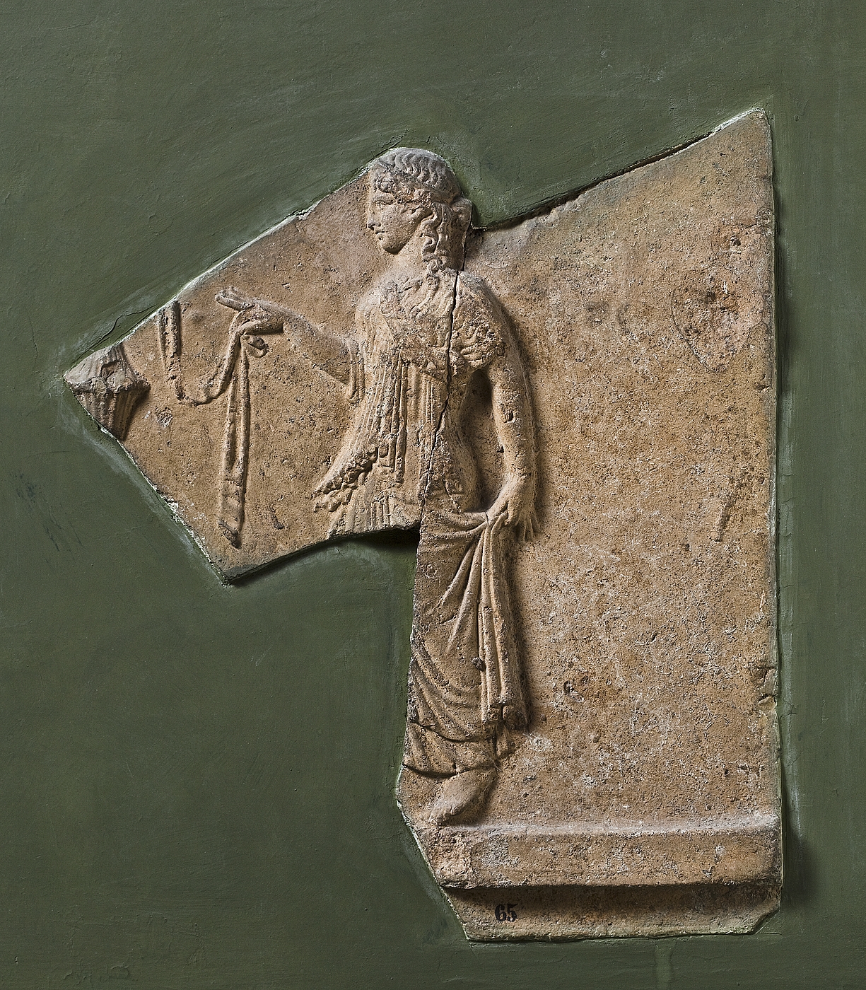 Campanarelief med ung kvinde med bånd (taenia). Romersk