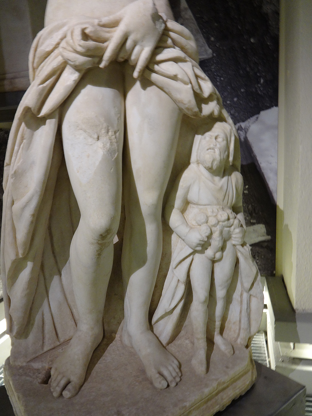 Venus Priapos, Necropolis