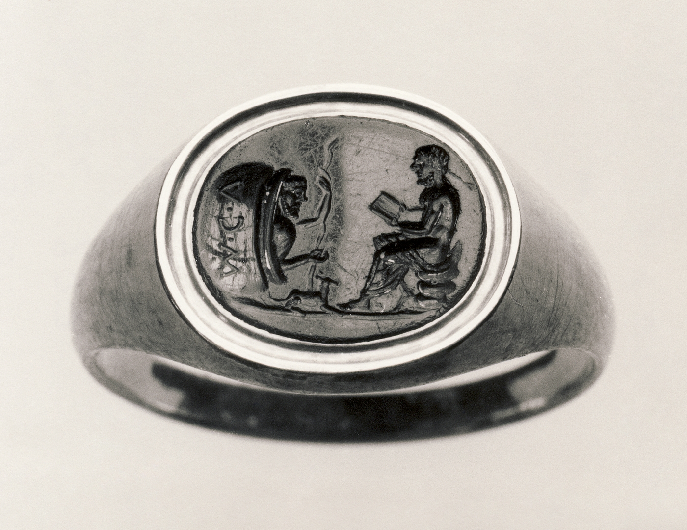 Diogenes i sin pithos diskuterer med en siddende mand. Romersk republikansk ringsten