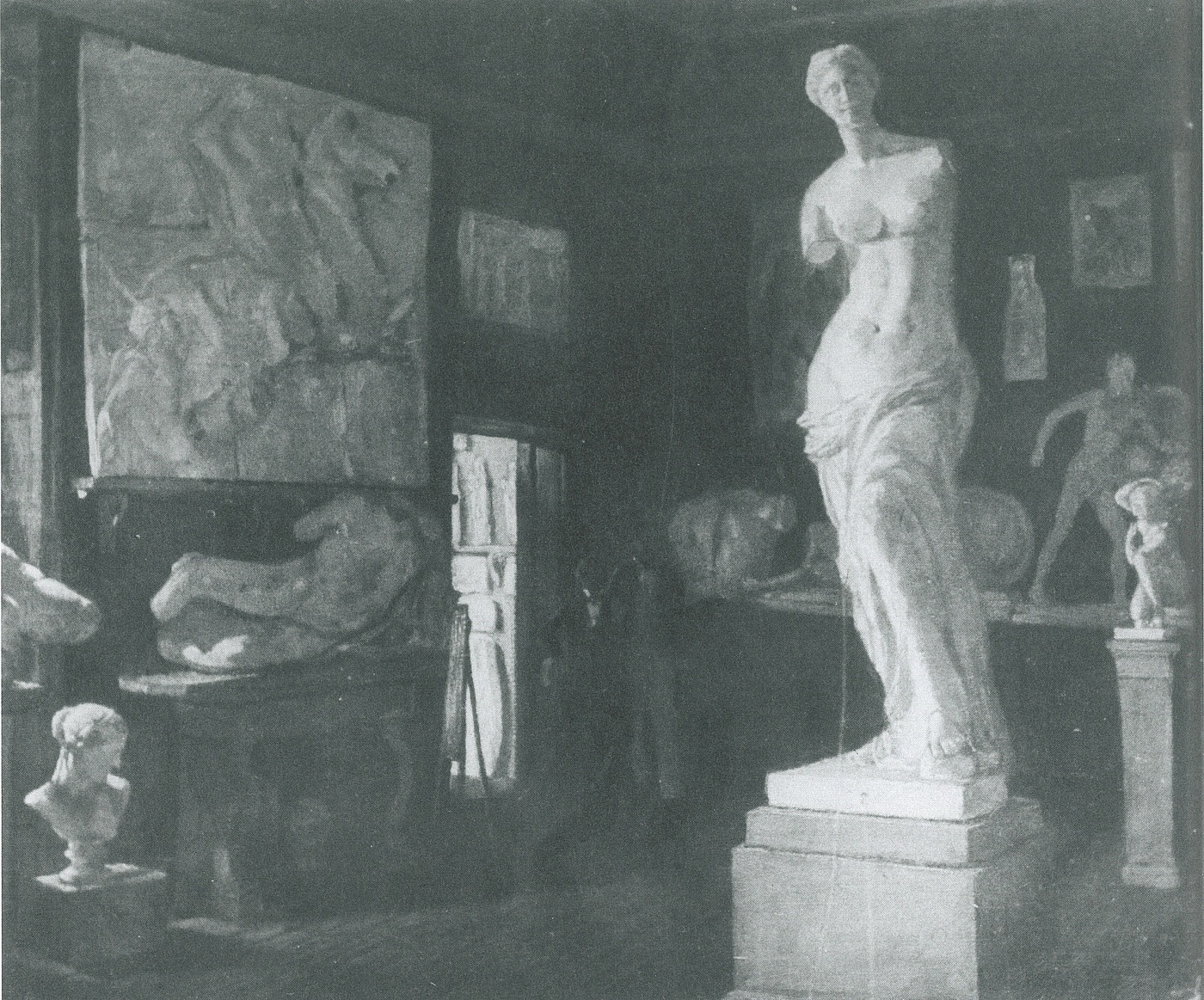 Ubekendt kunstner: Antiksalens søndre hjørnekabinet med Venus fra Milo, 1840?