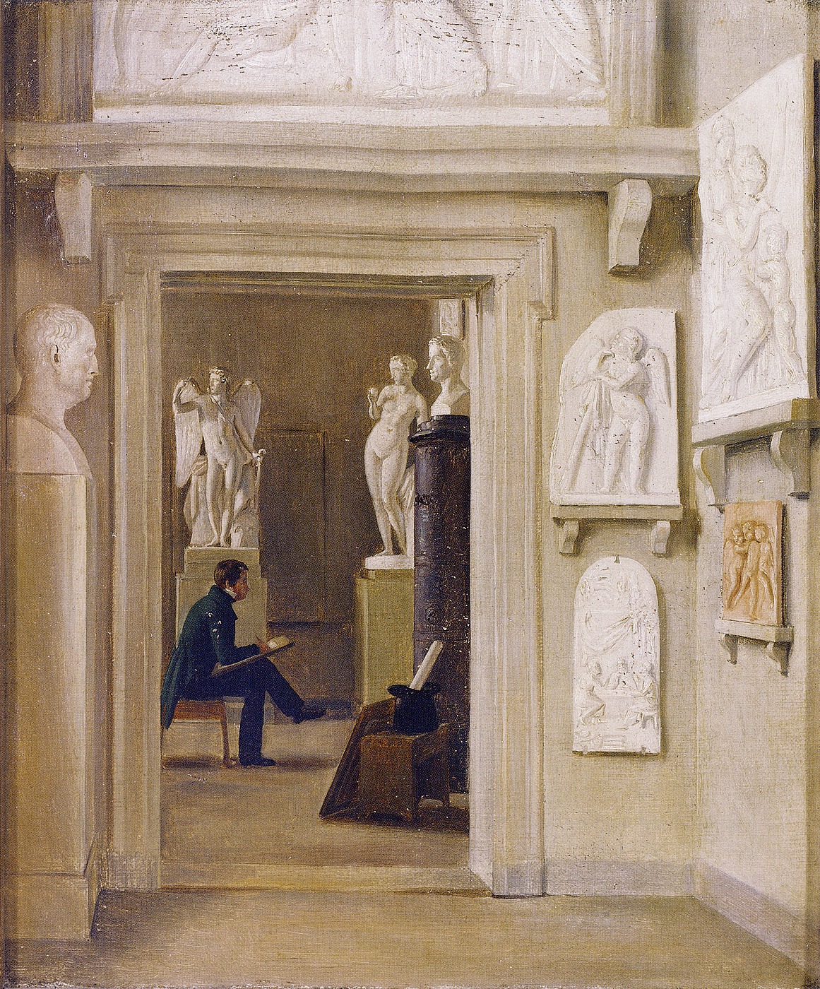 Ubekendt kunstner: Interiør med ung mand der studerer Thorvaldsens skulptur Venus med æblet og Den triumferende Amor, efter 1828