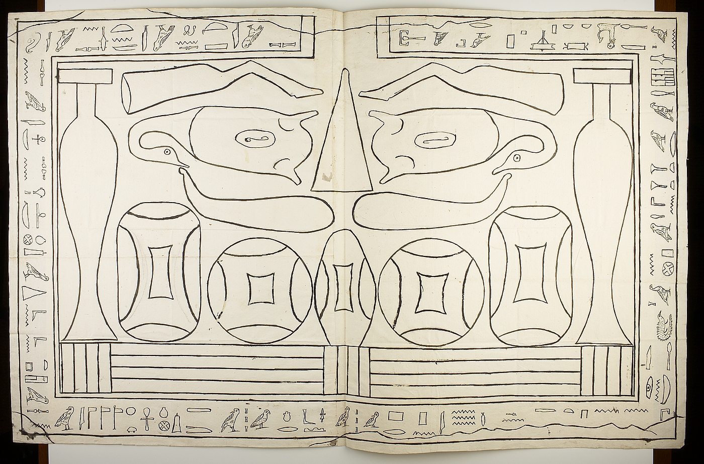 Relief med offergaver og hieroglyffer