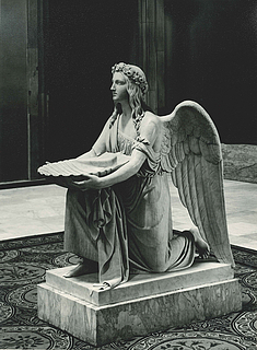 Bertel Thorvaldsen: Dåbens engel knælende, Marmorversion i Vor Frue Kirke - Copyright tilhører Thorvaldsens Museum