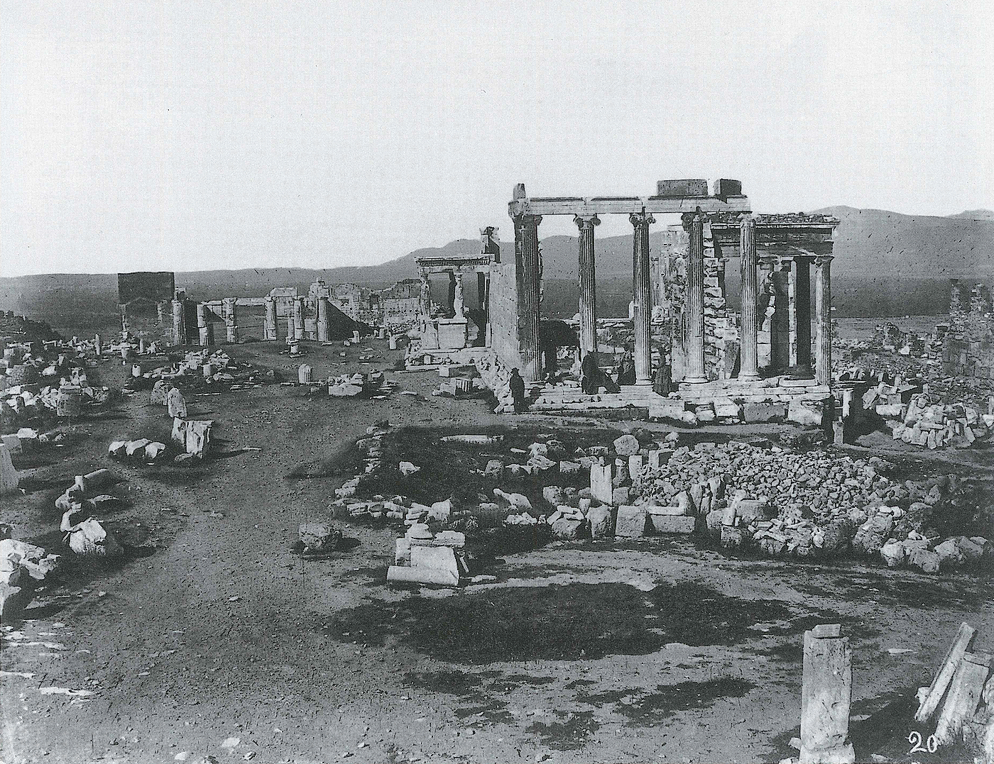Constantin Athanasiou: Akropolis plateauet set fra øst med Erechtheion, ca. 1870