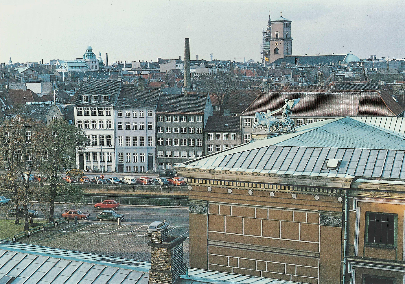Forhalspartiets sydside set fra Christiansborg mod Gammel Strand