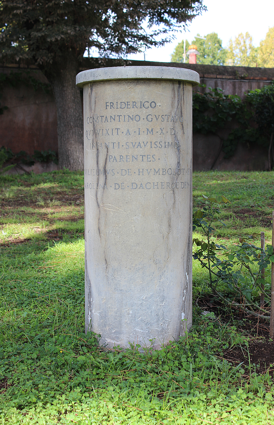 Gravmæle for F.C.G. Humboldt, Cimitero Acattolico
