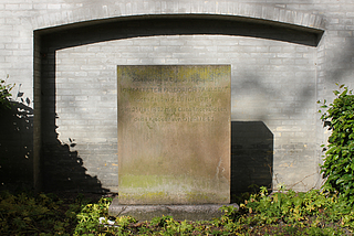 Fritz Paulsen, gravmæle, Assistens Kirkegård, København