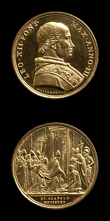 Medalje forside: Leo 12. Medalje bagside: Paven lukker den Hellige Port i Peterskirken