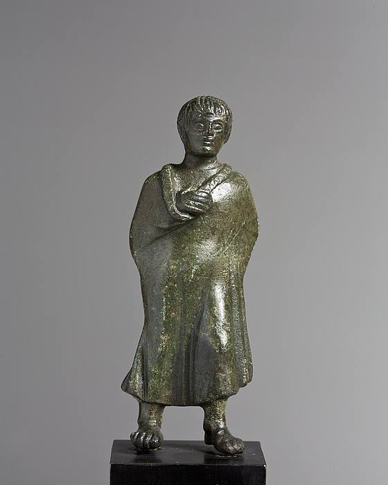 Dreng iklædt kappe. Etruskisk statuette