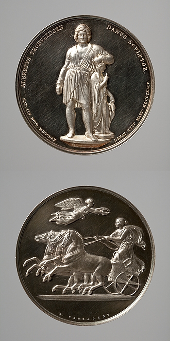 Medalje forside: Bertel Thorvaldsen med Håbets gudinde. Medalje bagside: Victoria nærmer sig en sejrende quadriga