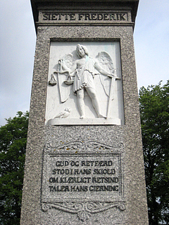 Monumentets forside med _Retfærdigheden_, og første strofe af Ingemanns digt.