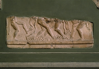 Campanarelief med fire figurer (tre satyrer og en silen) i færd med at presse vin. Romersk