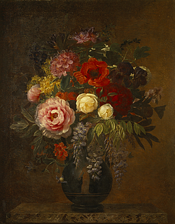 Nature morte med blomster i antik vase på en marmorbordplade
