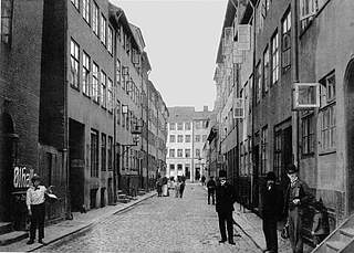 Lille Brøndstræde set fra Store Brøndstræde, Niels Ludvig Mariboes billedsamling optaget i perioden 1880-1919, Københavns Museum