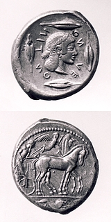 Tetradrachme fra Leontini med vogn trukket af to heste (obvers) og kvindehoved (revers). Græsk