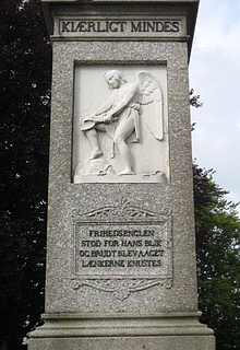 Monumentets venstre side med Stavnsbåndets ophævelse, og anden strofe af Ingemanns digt.