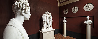 The busts looks at art – as a substitue for the viewer. Thorvaldsens Museum, Room 18, ground floor