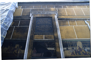 Den centrale del af facaden mod Slotskirken før restaureringen i 2001.