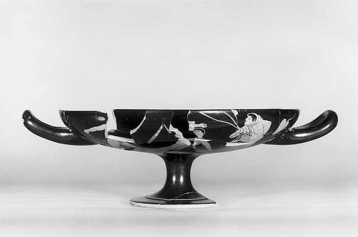 Kylix med ynglinge i boksekamp (A, B) og kappeklædt mand (tondo). Græsk