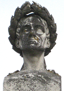 Marmorbusten af Frederik 6. i kolossalstørrelse på monumentets top. Lidt medtaget af vind og vejr.