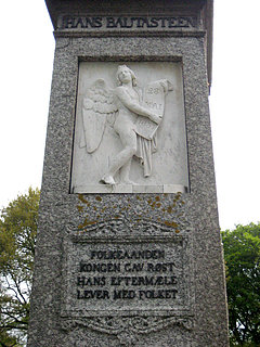 Monumentets højre side med Provinsialstænderne oprettes, og fjerde strofe af Ingemanns digt.