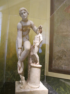 Venus, der binder sin sandal, også kaldet Venus i bikini, 1. århundrede f.Kr.-1. århundrede e.Kr., statuette fundet i Pompeji, Museo Archeologico Nazionale di Napoli, tidligere Real Museo Borbonico, inv.nr. 152798