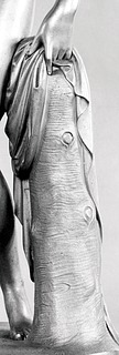 Pietro Galli og Wilhelm Hopfgarten efter Bertel Thorvaldsen, Venus med æblet, 1821-1824, forgyldt bronze, Kongernes Samling, Amalienborg, København, inv.nr. 20-79, udsnit.