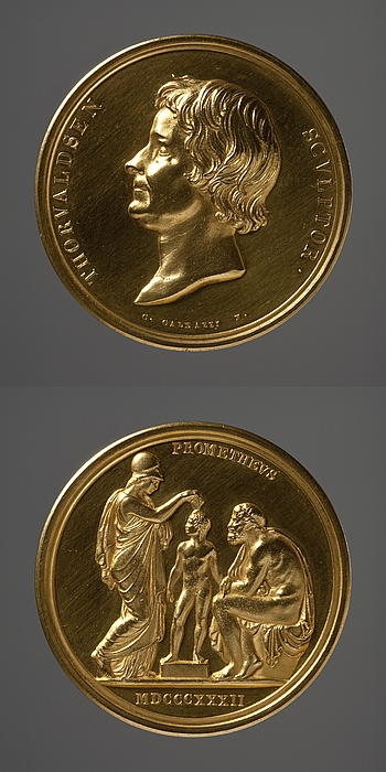 Medalje forside: Portræt af Thorvaldsen. Medalje bagside: Minerva og Prometheus