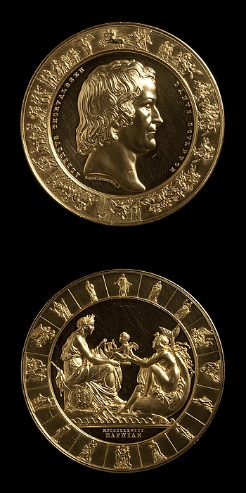 Thorvaldsen Medaljen forside: Portræt af Thorvaldsen. Medaljens bagside: Galathea overrækker Danmark Thorvaldsens Amor med lyren