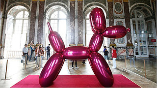 Jeff Koons: Balloon Dog, magenta, 1994-2000, Salon d’Hercule, Versailles, 10.9.2008-4.1.2009
