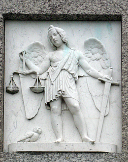 Retfærdigheden. Marmor. Monumentets forside.